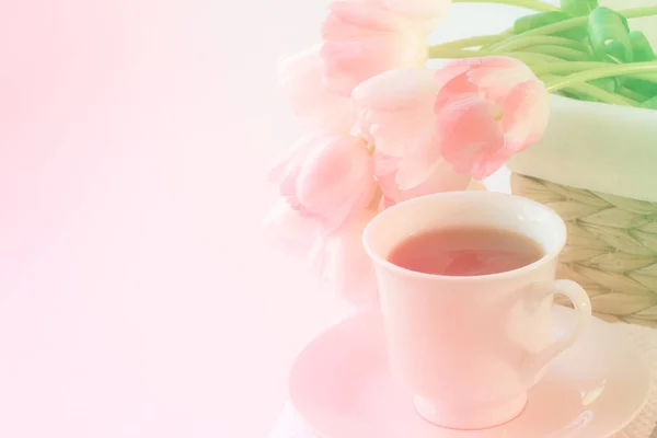 Fräsch rosa liljor och kaffekopp. — Stockfoto