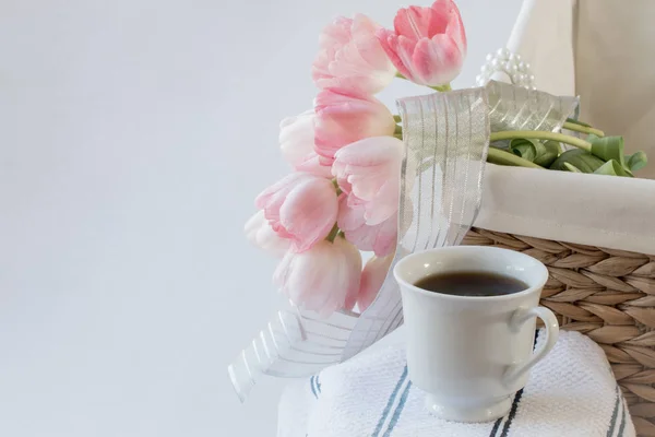 Kaffekopp med rosa tulpaner. — Stockfoto