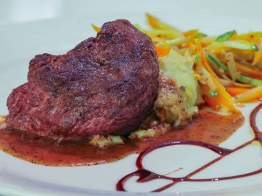 Sığır eti biftek kırmızı şarap sauceand sebze.