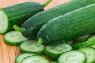 taze salatalık dilimleri.