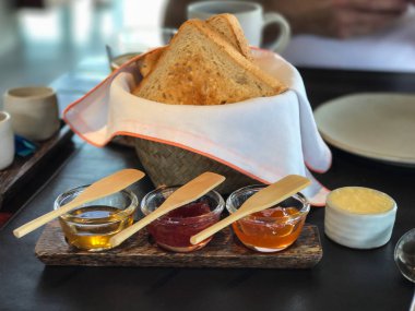 Kepekli tost reçelli.