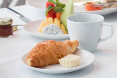 Kahvaltı beyaz masada.