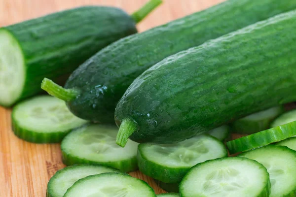 taze salatalık dilimleri.