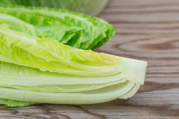 Laitue romaine fraîche . Photo De Stock