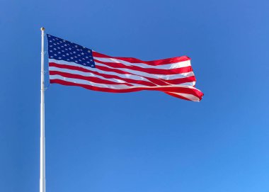 Amerikan bayrağı dalgalanıyor.