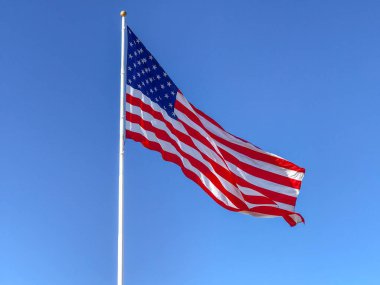 Amerikan bayrağı dalgalanıyor.