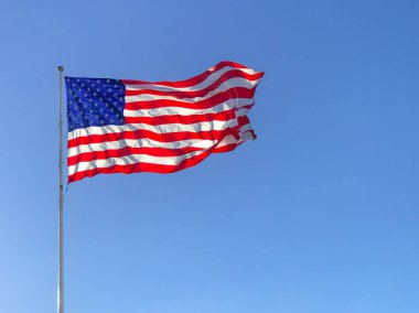 Amerikan bayrağı dalgalanıyor.