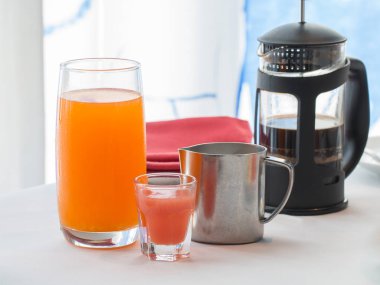 Kahvaltıda kahve ve portakal suyu.