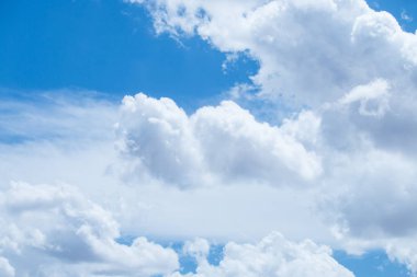 Mavi gökyüzü arkaplanındaki beyaz bulutlar