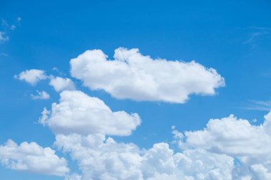 Mavi gökyüzü arkaplanındaki beyaz bulutlar