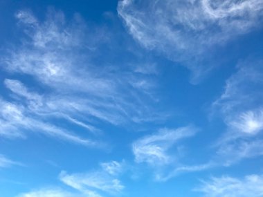 Mavi gökyüzü arkaplanındaki beyaz bulutlar