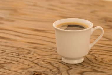 Ahşap masa, kahve fincan kadar yakın.