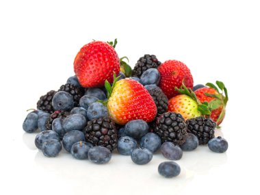 Böğürtlen, yaban mersini ve beyaz arka plan üzerinde stawberries.