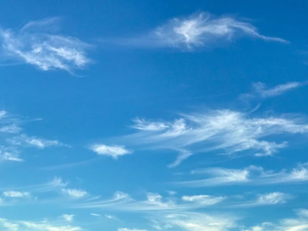 Nuvens brancas no fundo azul céu — Fotografia de Stock