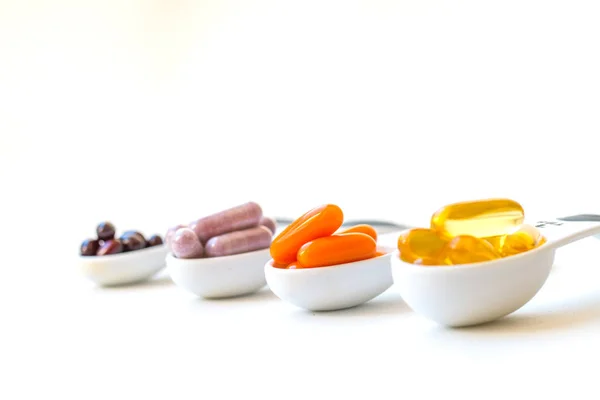 Vitaminas y suplementos saludables . — Foto de Stock