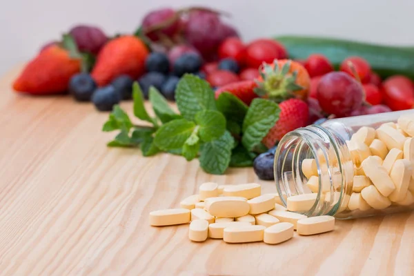 Píldoras multivitamínicas y mutiminerales . — Foto de Stock