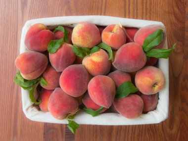 Tahta arka planda olgun şeftaliler..