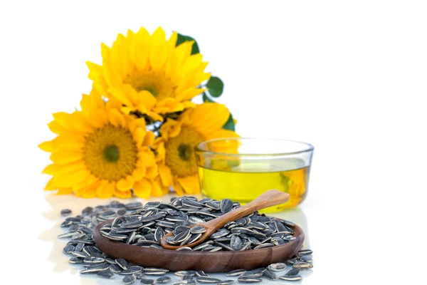 Beyaz arkaplanda ayçiçeği, yağ ve tohumlar.
