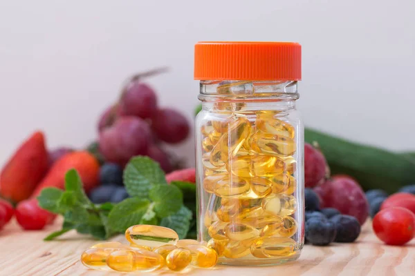 Suplementos de vitaminas en la espátula . — Foto de Stock