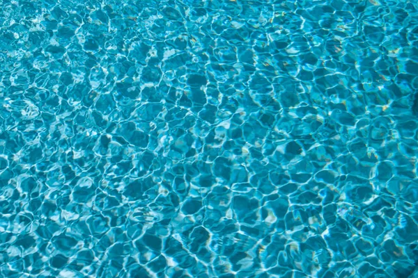 Su havuzu arka planda.