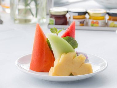 Beyaz tabakta karışık meyve.