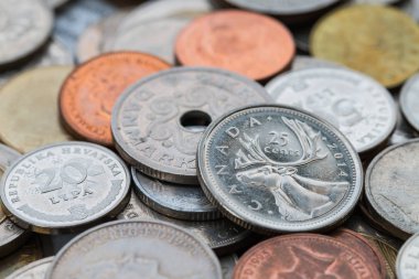 Paralar farklı otoyolu üzerinden kümesi.