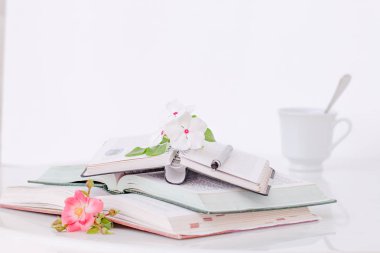 Çiçek ve sabah kahve ile açık kitap.