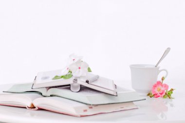 Çiçek ve sabah kahve ile açık kitap.