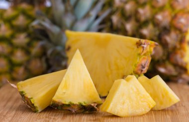 Olgun ananas dilimlenmiş.