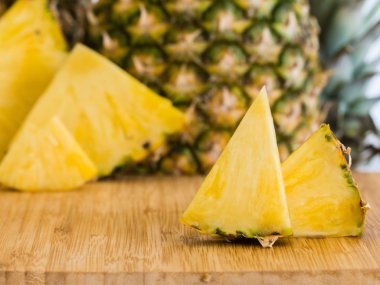 Olgun ananas dilimlenmiş.