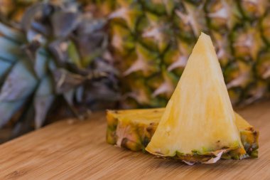 Olgun ananas dilimlenmiş.