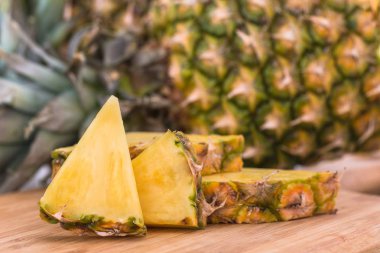 Olgun ananas dilimlenmiş.