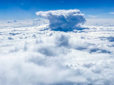 Cennet, uçak penceresinden bir görünüm 