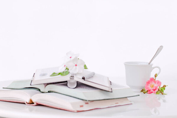 Открытая книга с цветами и кофе утром
.