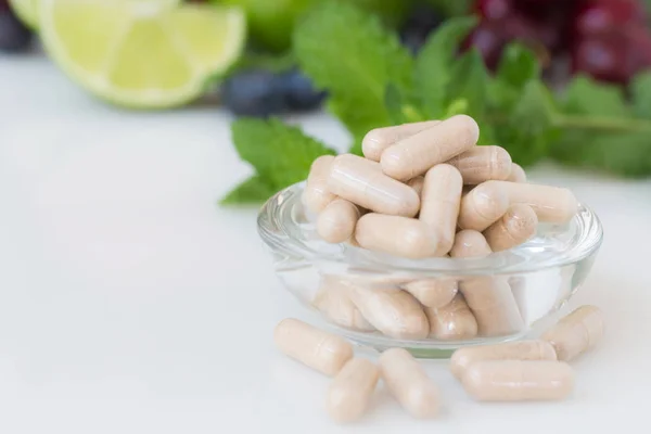 Suplementos vitamínicos sobre mesa de mármol . — Foto de Stock