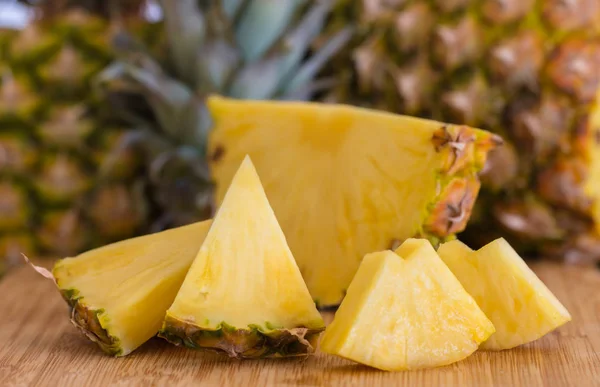 Olgun ananas dilimlenmiş.
