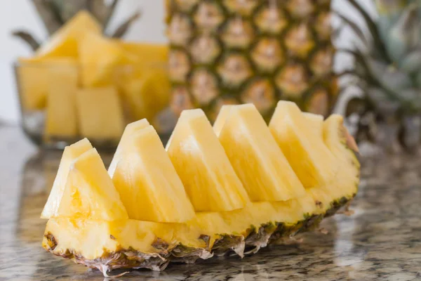 Reife Ananas in Scheiben geschnitten. — Stockfoto