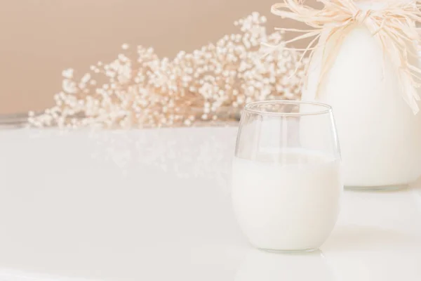 Sklenice mléka a džbán mléka na mramorový stůl. — Stock fotografie