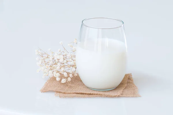 在大理石桌上一杯新鲜的牛奶. — 图库照片