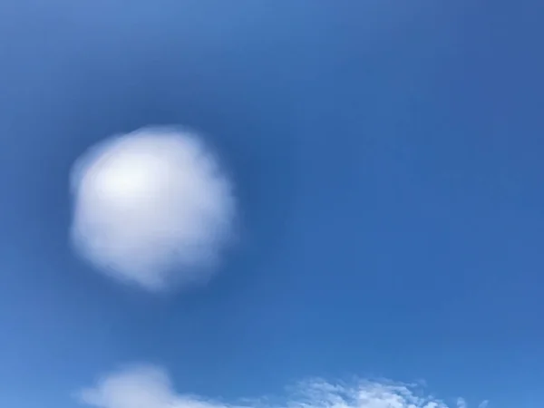 Shap rotondo di nuvole bianche sul cielo blu . — Foto Stock