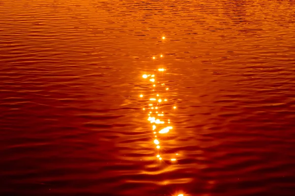 Su yüzeyindeki güneş ışığı yansıması.