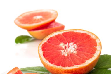 Beyaz zemin üzerinde olgun greyfurt