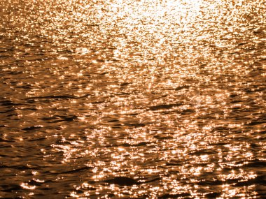 Su yüzeyindeki güneş ışığı yansıması.