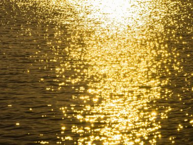 Su yüzeyindeki güneş ışığı yansıması.