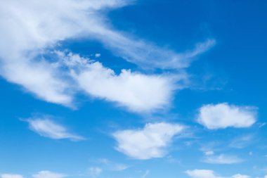 Mavi gökyüzünde beyaz bulutlar