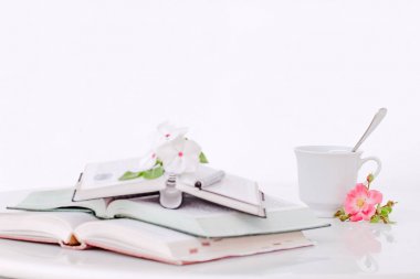 Çiçek ve sabah kahve ile açık kitap.
