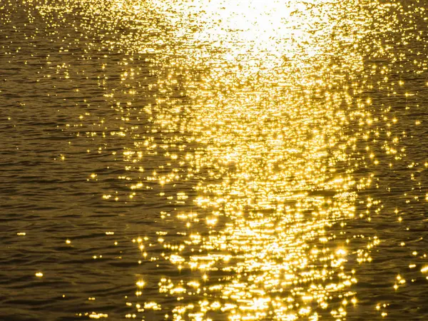 Su yüzeyindeki güneş ışığı yansıması.