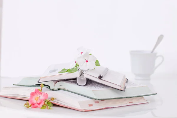Открытая книга с цветами и кофе утром . — стоковое фото
