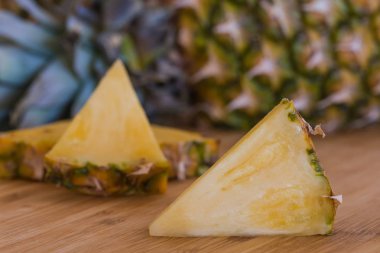 Olgun ananas dilimlenmiş.