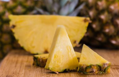 Olgun ananas dilimlenmiş.